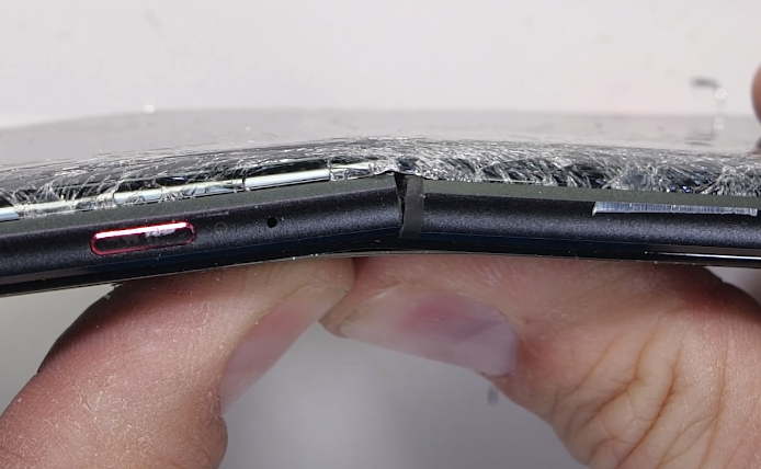 El ASUS ROG Phone 5 no sobrevive al test de resistencia de JerryRigEverything, te explicamos por qué